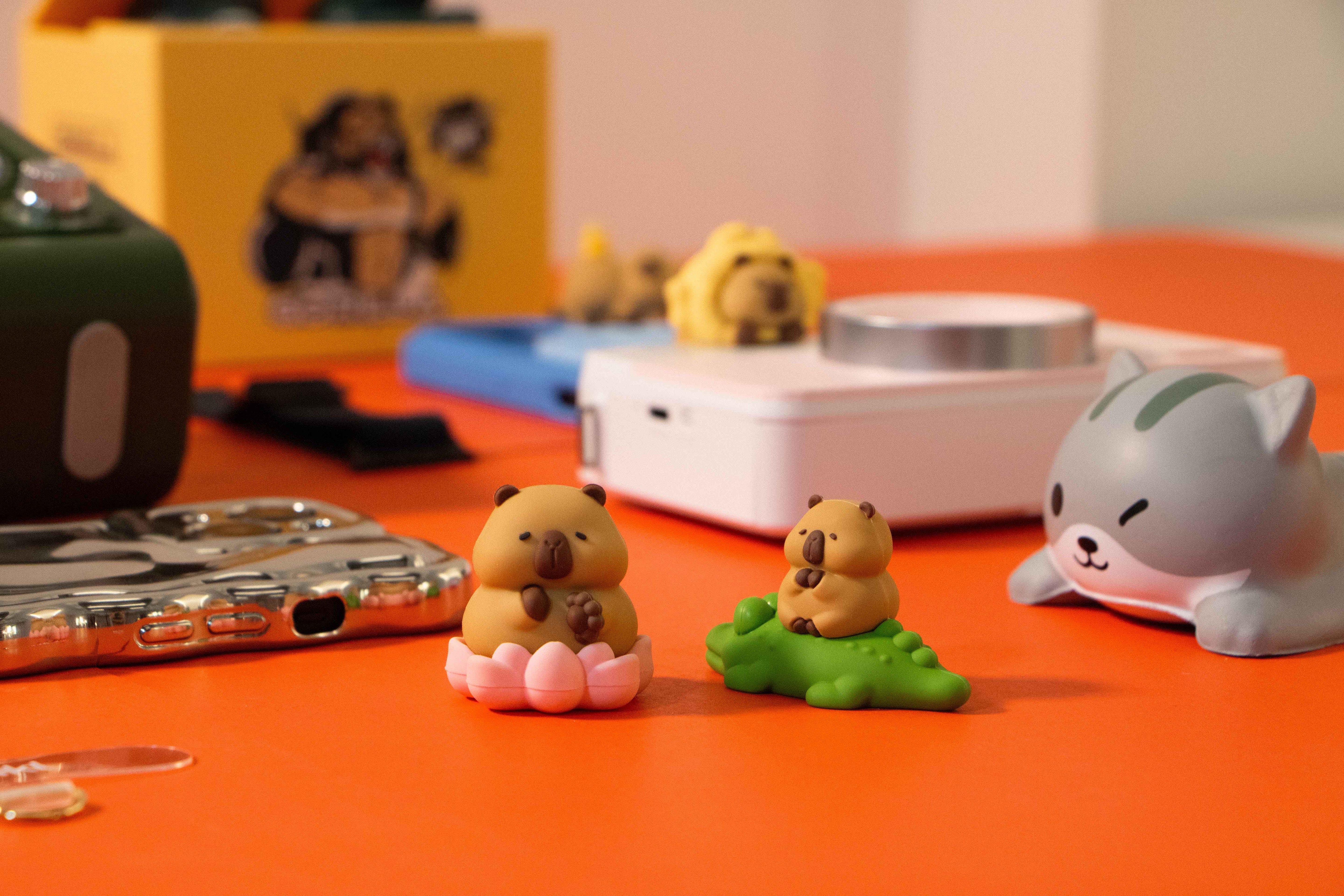 Peek-a-Pals Drip Glue Capybara Collection